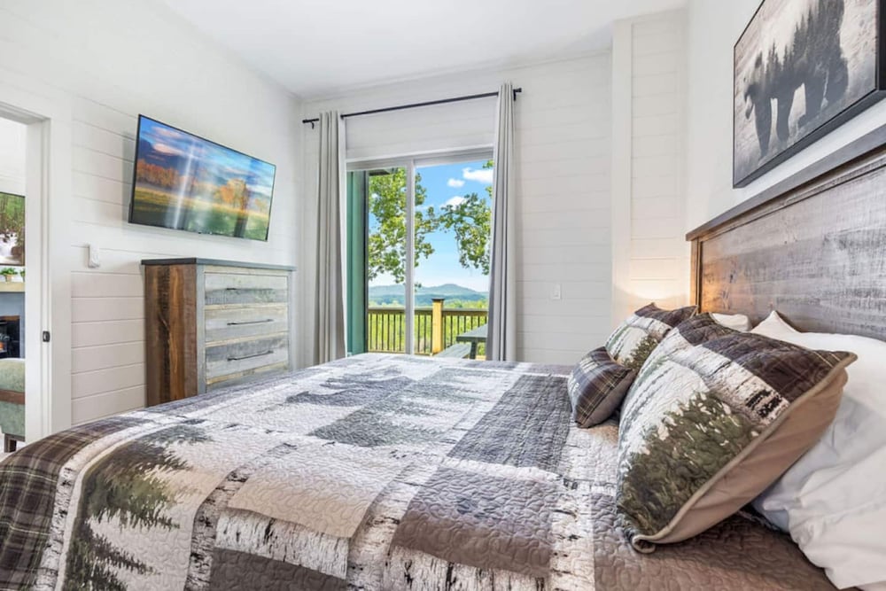 Luxury Cabin Lake Views EV Charger Game Room