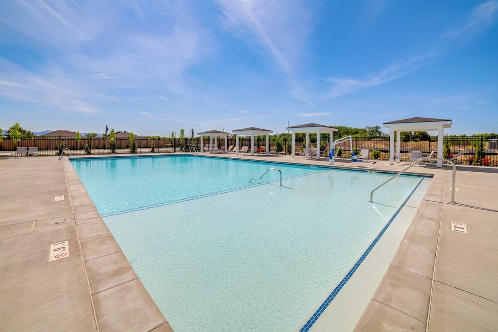 Pool, Park & Peace: 'skyview Landing' in Eagle!