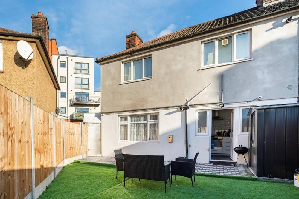 1 Bed-sleeps 4-free Parking-30 Min to Central Ldn