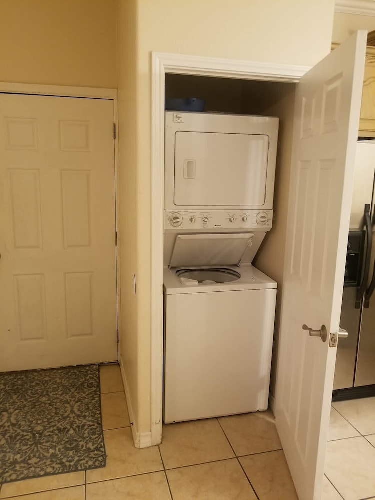 Open & Modern Pool #b Walk To Beach 2 Bedroom Condo