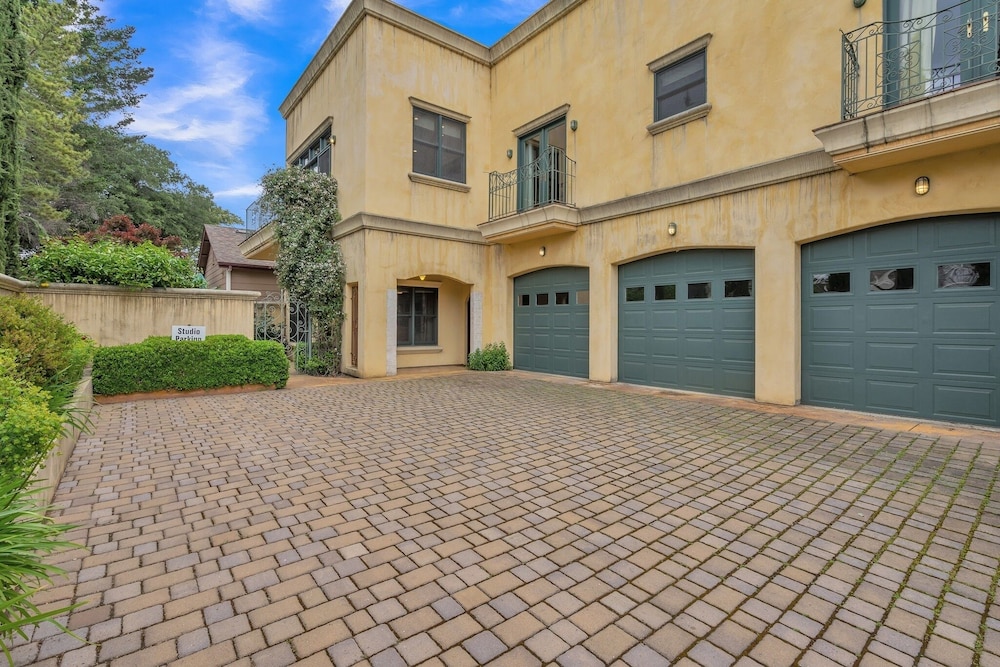 Cypress House & Studio, Walk To Healdsburg Plaza 3 Bedroom Home by RedAwning view 3