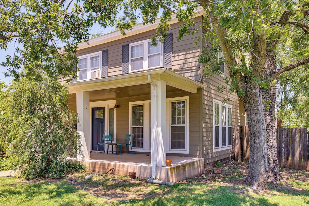 3 Mi to Dtwn Okc: Pet-friendly Paseo Gem!