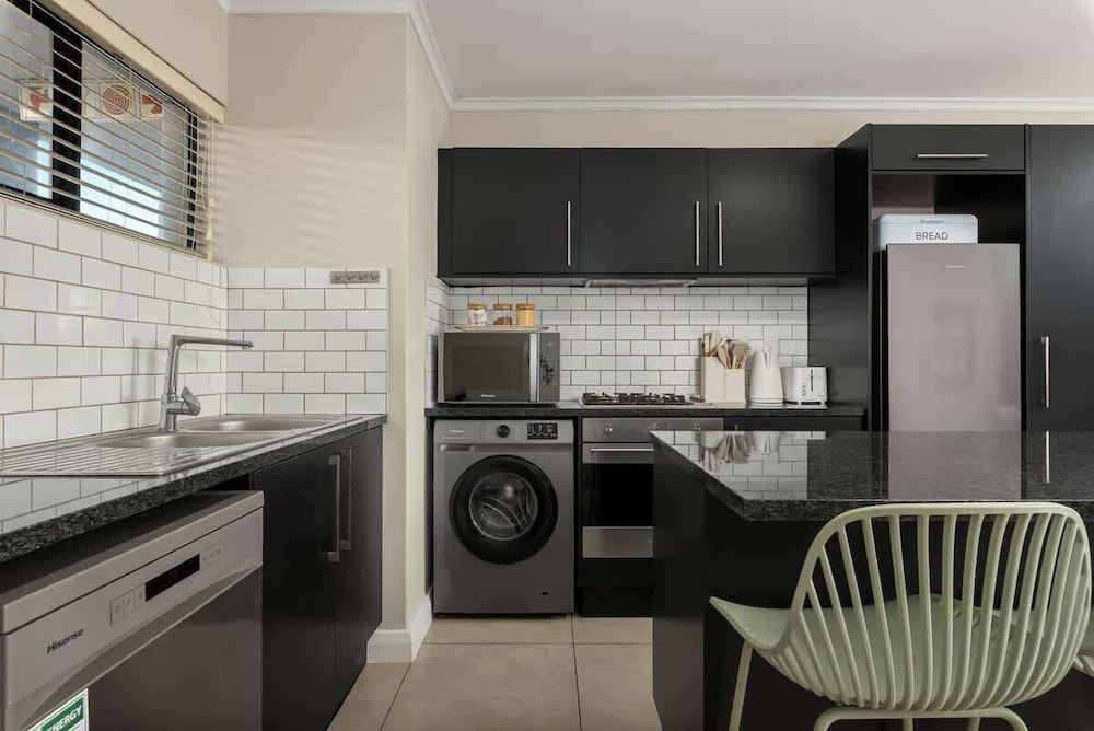 Modern 2 Bed Century City Apartment, Pool + Braai