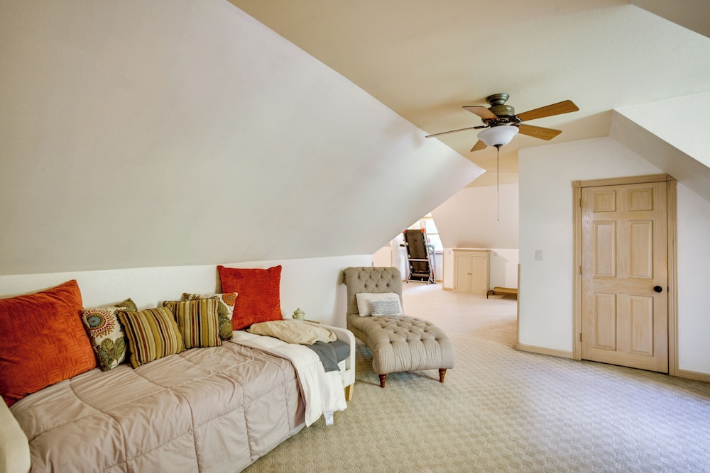 Spacious Family Villa w/ Decks in Chilton!