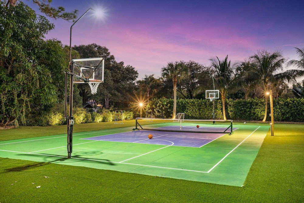 Luxurious 6-Bedroom Villa with Pool & Games