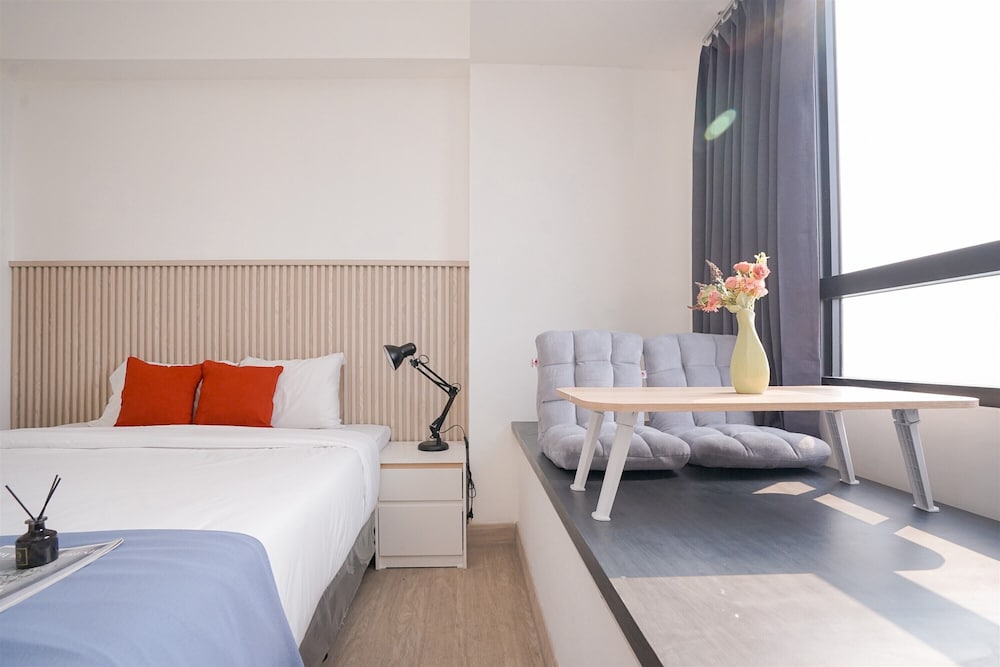 Comfortable Studio Room at Collins Boulevard Apartment