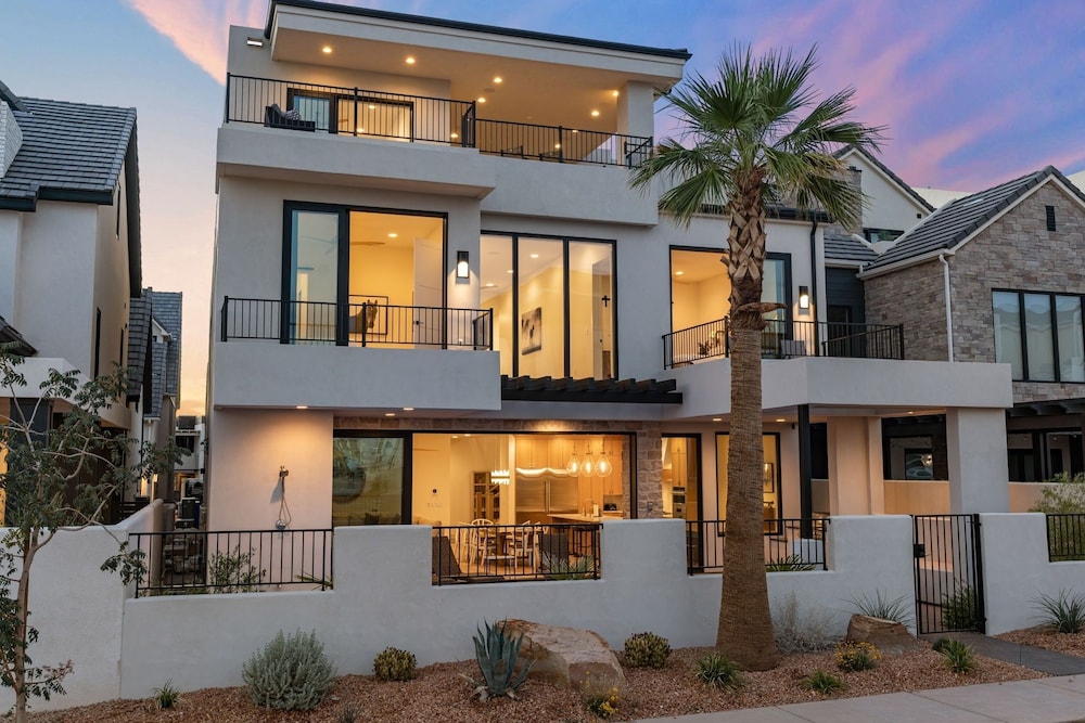Lula Bay Lagoon House 8 Bedroom Home