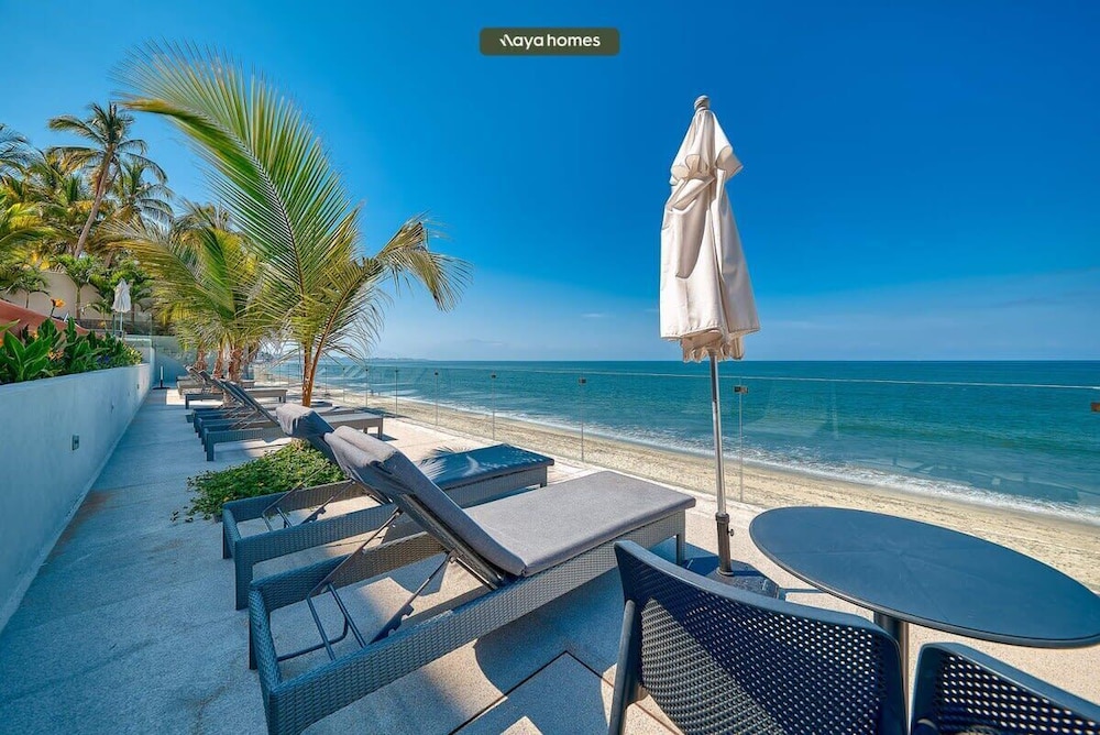 Luxurious 3BR Condo Right Next to the Beach - King