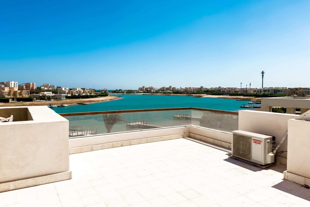 Posh & Eclectic 4 BDR Villa @ Fanadir Bay