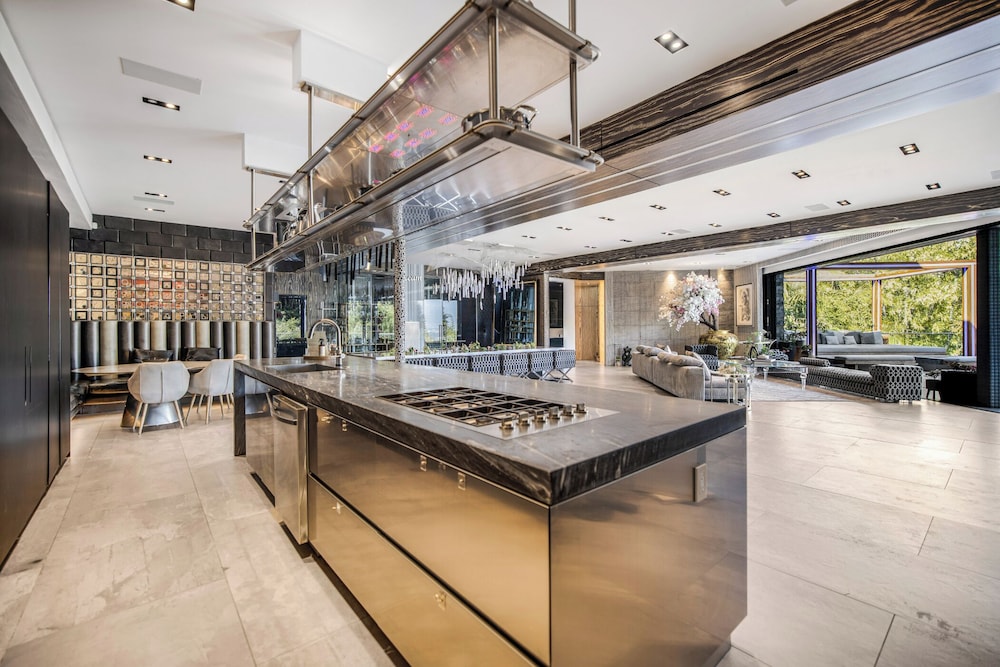 Villa Kaleida - Sleek Modern Sunset Villa With Eclectic Style & Infinity Pool