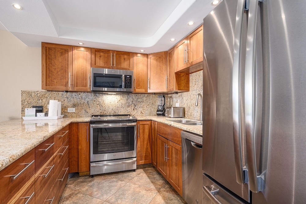 Kamaole Sands 5-303 - Contemporary, Ocean Views, Prime Courtyard Location, AC