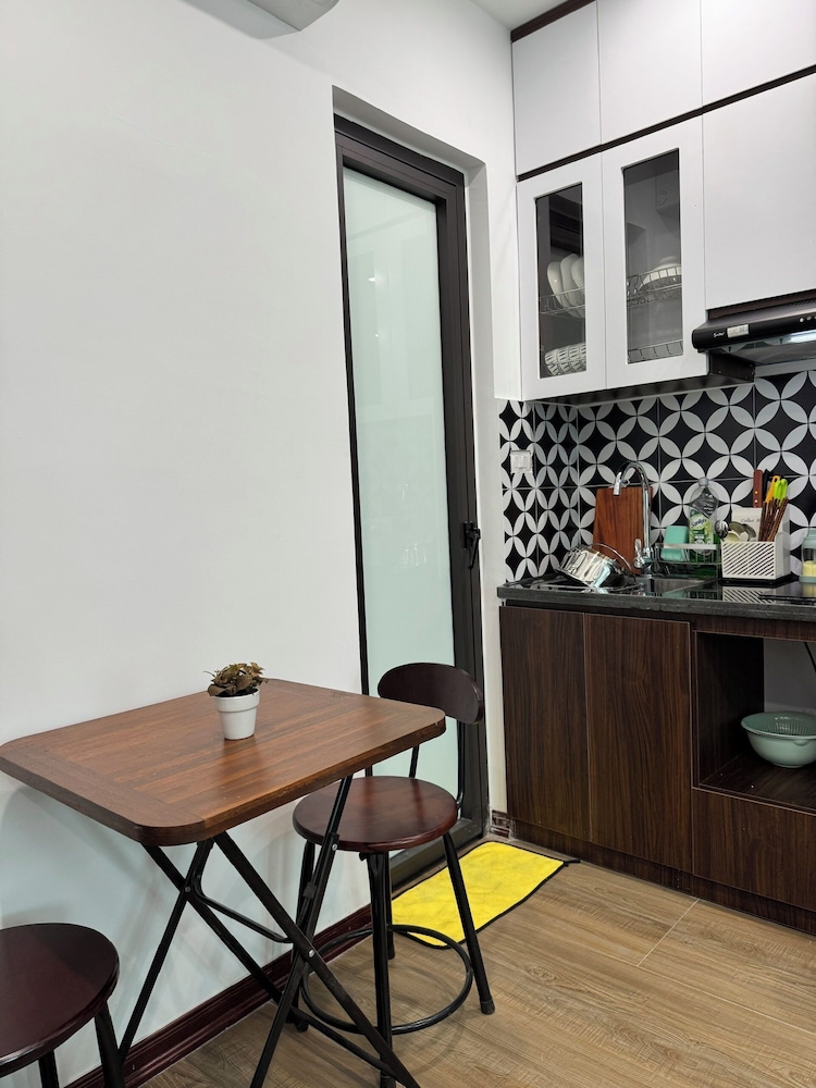 Ly Apartment & Home