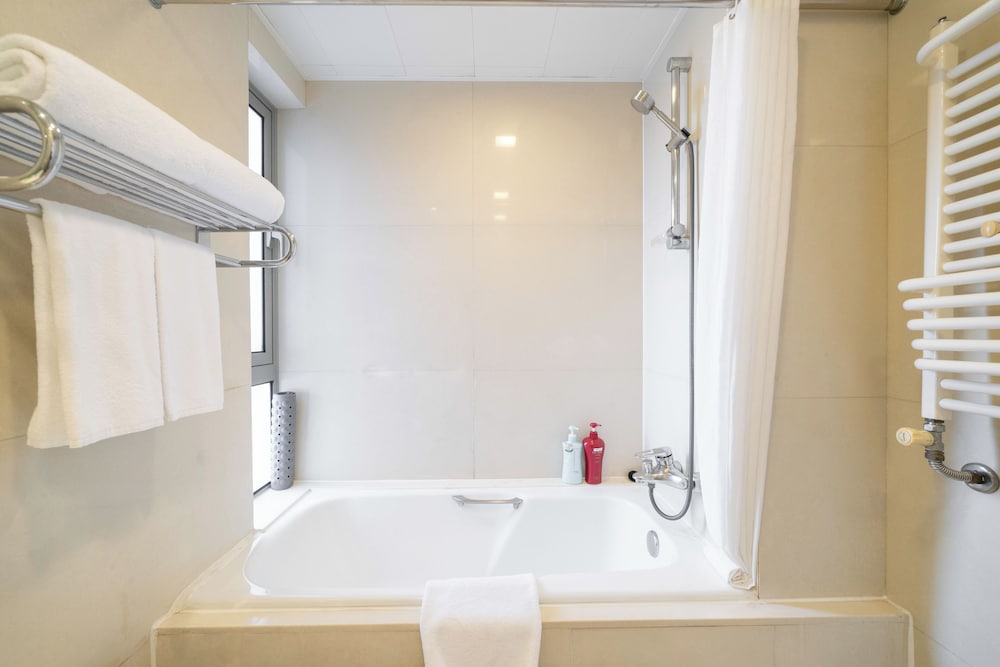 Tyms Elegant 3BR 2BA Apt Near Malls