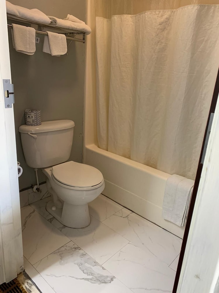 Marianna Vacations - Lake Seminole Inn - Property Image 4