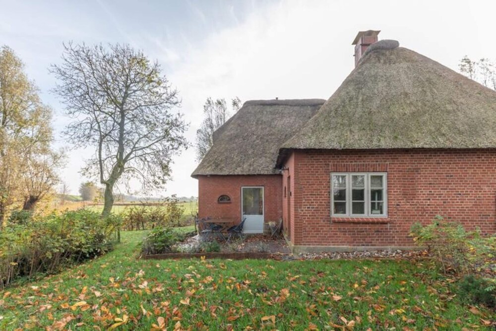 Reetgedecktes Ferienhaus mit Kachelofen