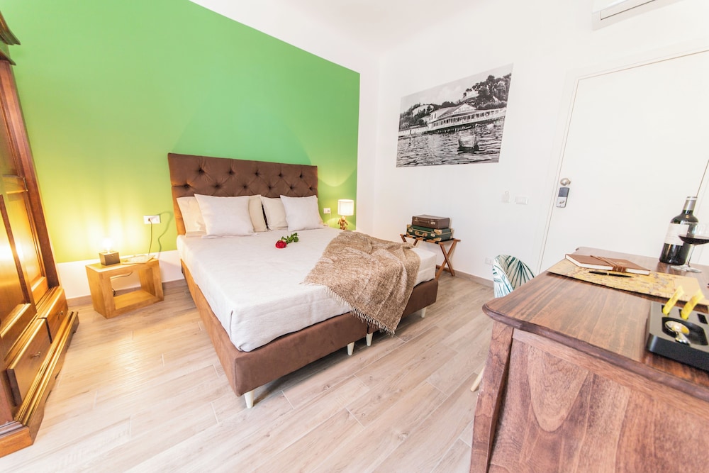 Demithos Rooms