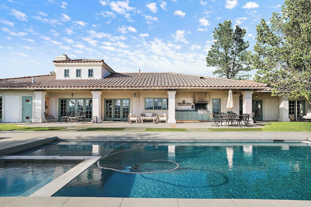 Wellsona Vineyard Retreat + Pool, Hot Tub, Views Main Home + Guest Home