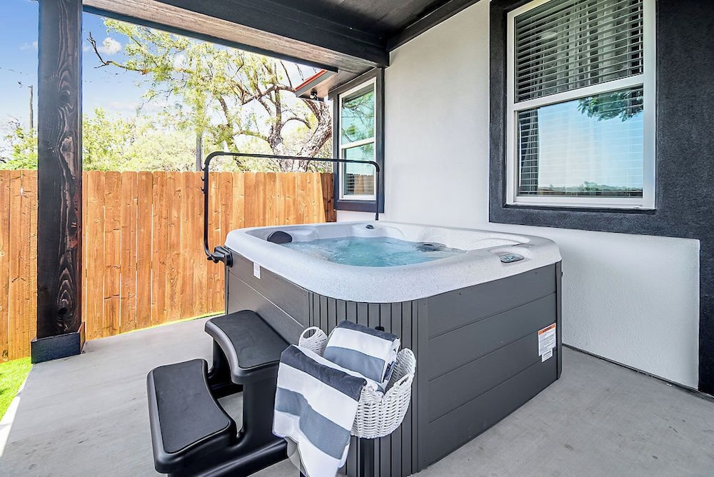 Pet Friendly W/hot-tub-six Minutes to Downtown!