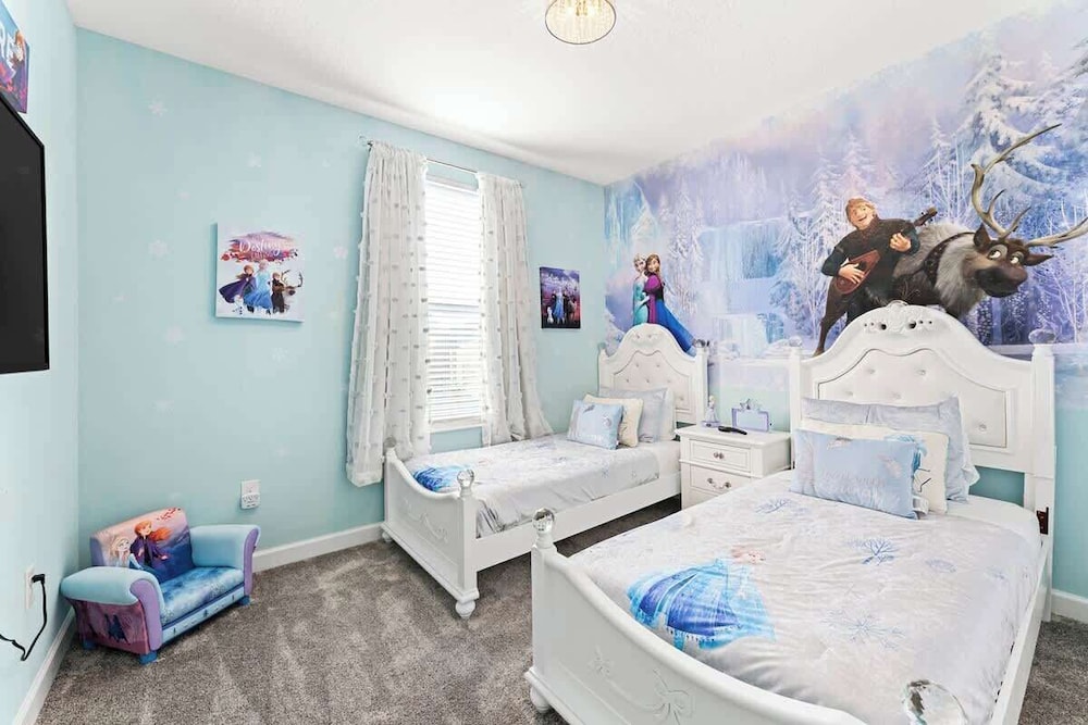 Sophisticated 6BR at Storey Lake