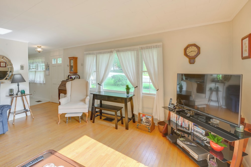 1 Mi to Main St: Charming Elsworth Home w/ Yard!