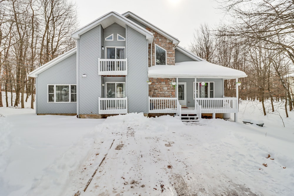 Long Pond Home w/ Private Hot Tub & Game Room