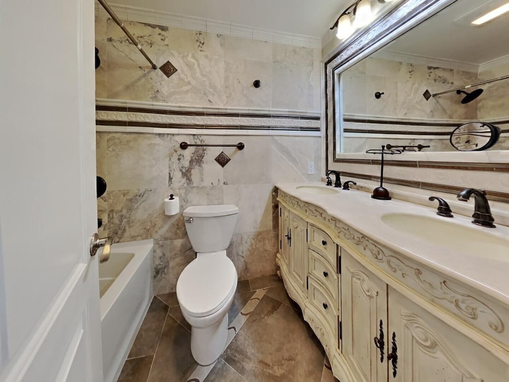 Deluxe Condo with Fireplace (Unit 623 at 1849)