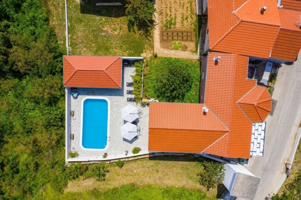 Luxury Villa With Pool - H view 4
