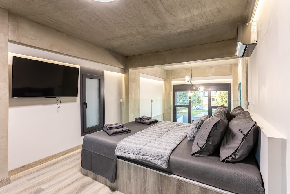 Ventiri Lofts - Luxury Duplex w Private Garden