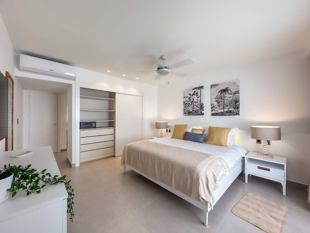 Luxury 3 Bedroom Apartment at the Beach