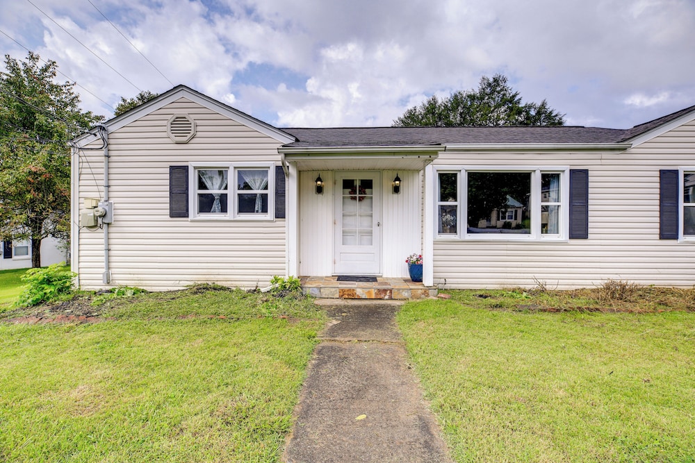 Cozy Home w/ Spacious Yard: 2 Mi to Dtwn Bristol