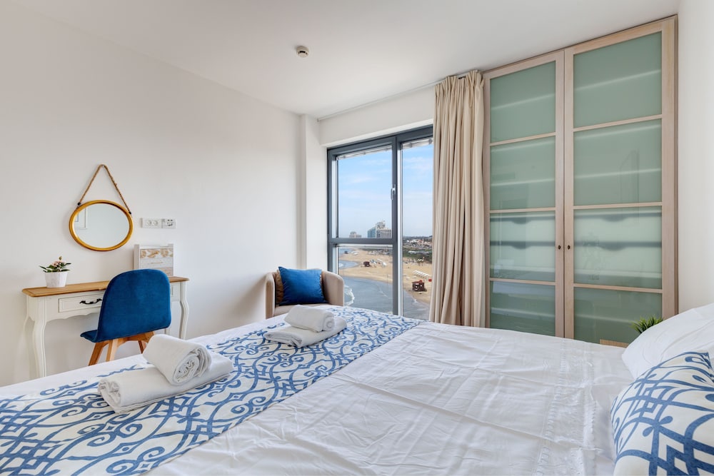 Beach Front Stylish Hugh 2DBR view 5