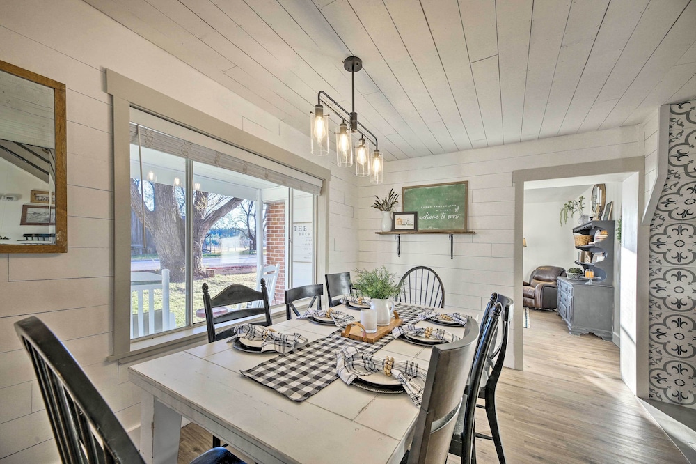 Peaceful Luna Farmhouse With Wraparound Porch! view 5
