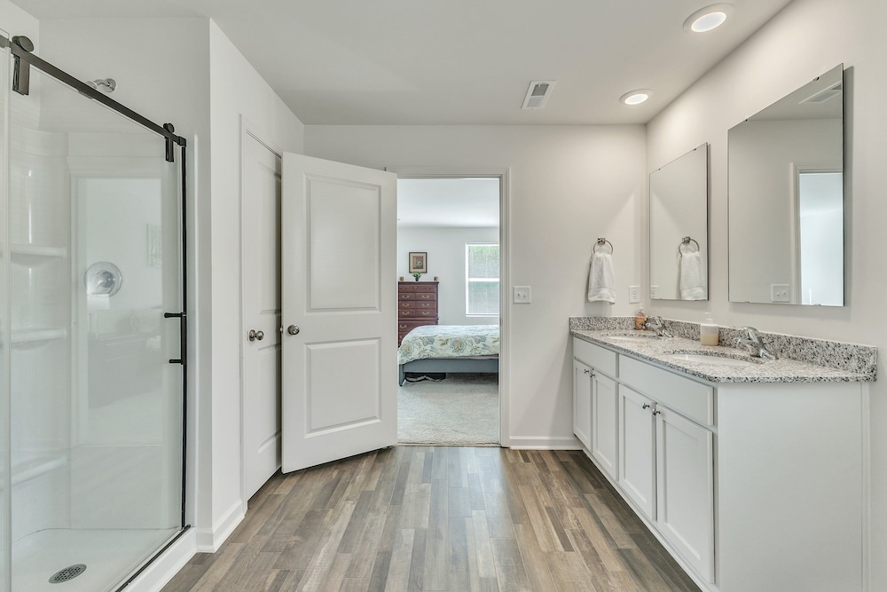 5br Pet Friendly Retreat With Garage Parking 5 Bedroom Home