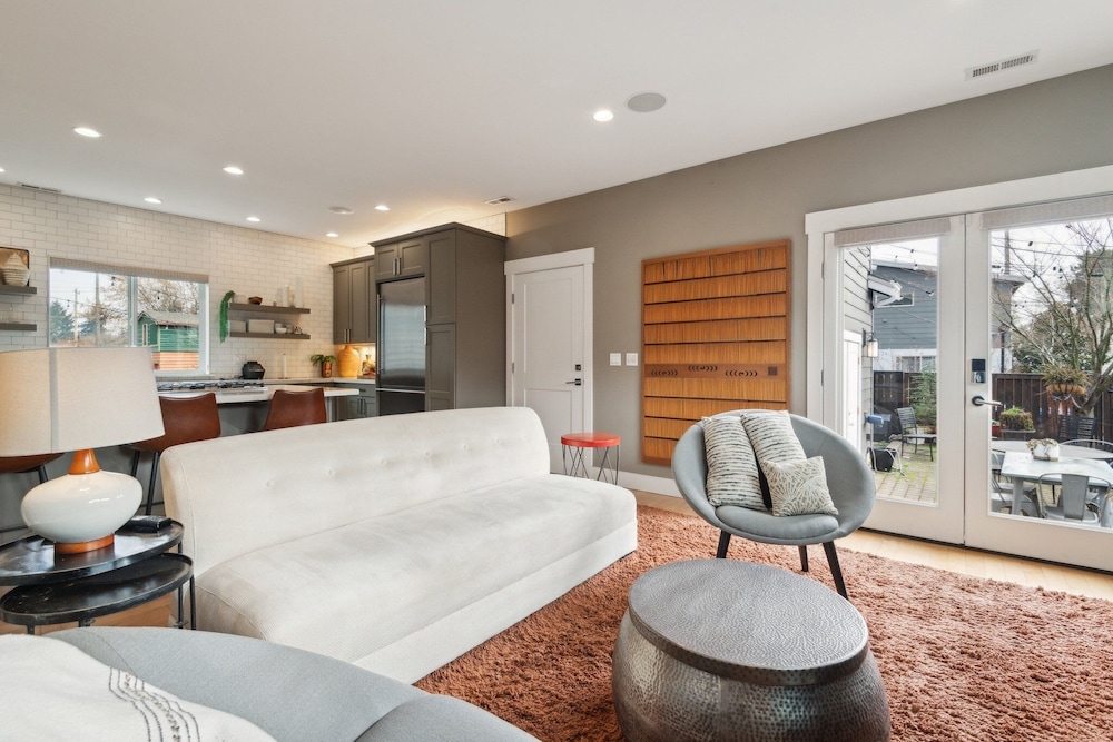 Spacious Family Retreat Media Room & Patio 3 Bedroom Home