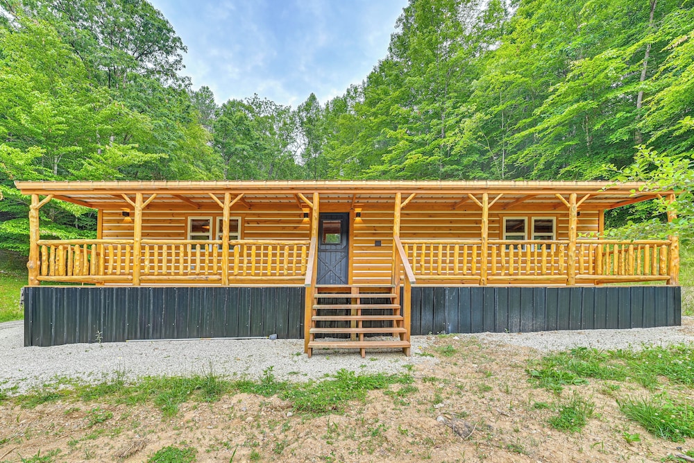 Covered Deck & Hot Tub: Cozy Retreat in Campton!