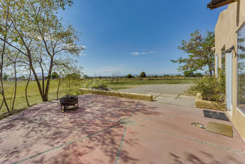 10 Mi to Taos Ski Valley: Mtn-view Duplex w/ Deck!