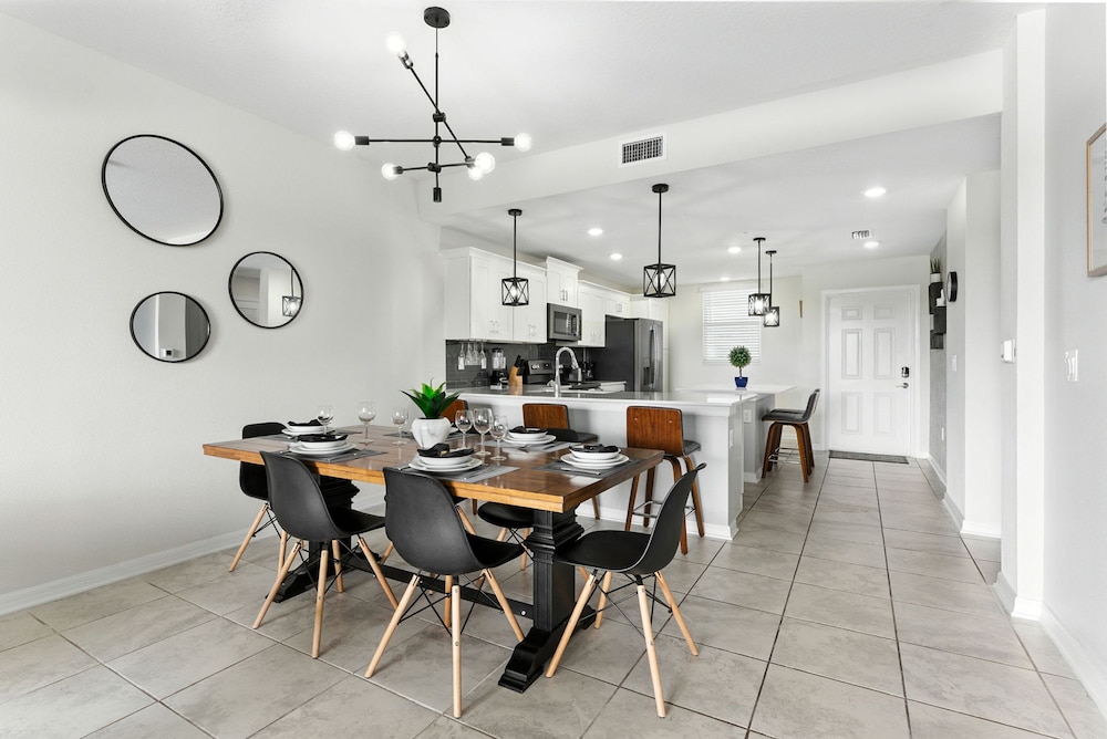 Elegant 2BR in Storey Lake Top Location