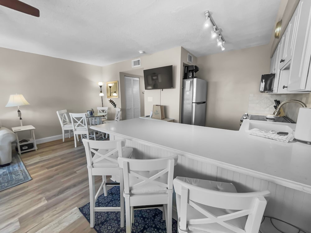 Summersalt 1 Bedroom Condo by RedAwning view 2