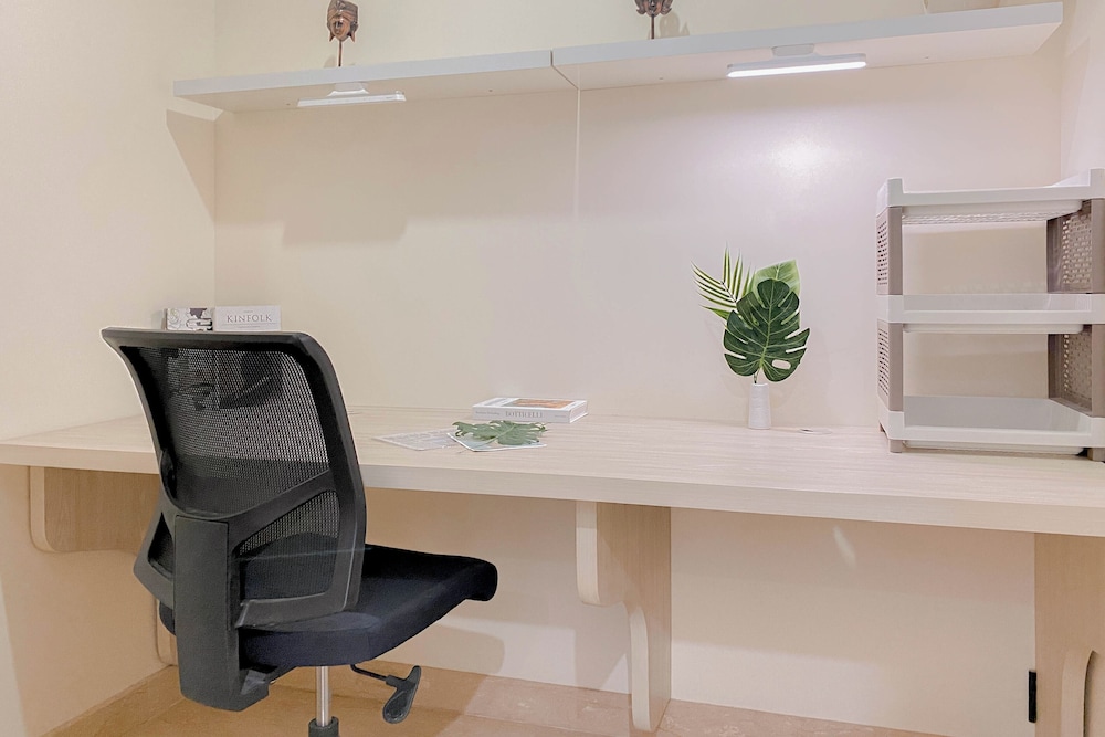 Big and Cozy 1BR with Working Room Menteng Park Apartment