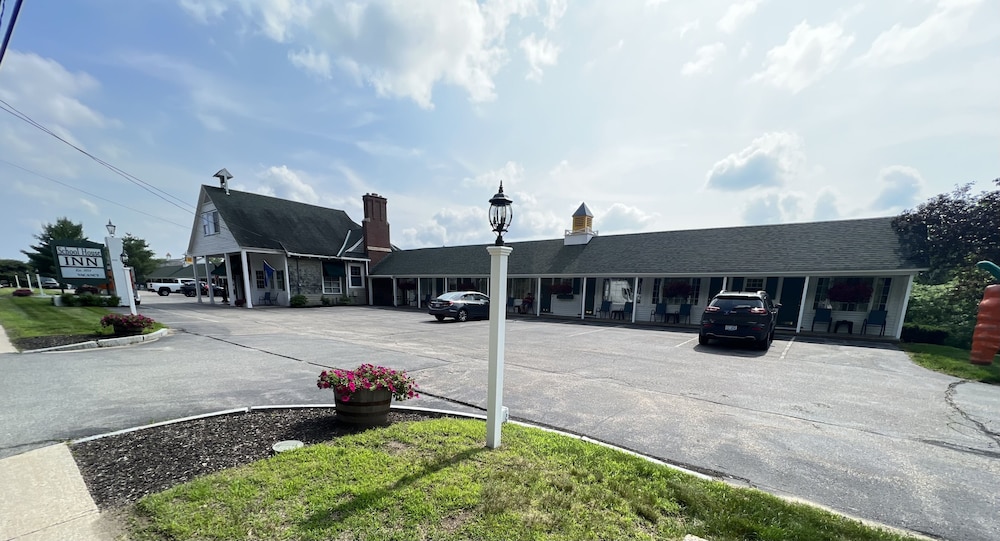 Hotel School House Inn - Image 1