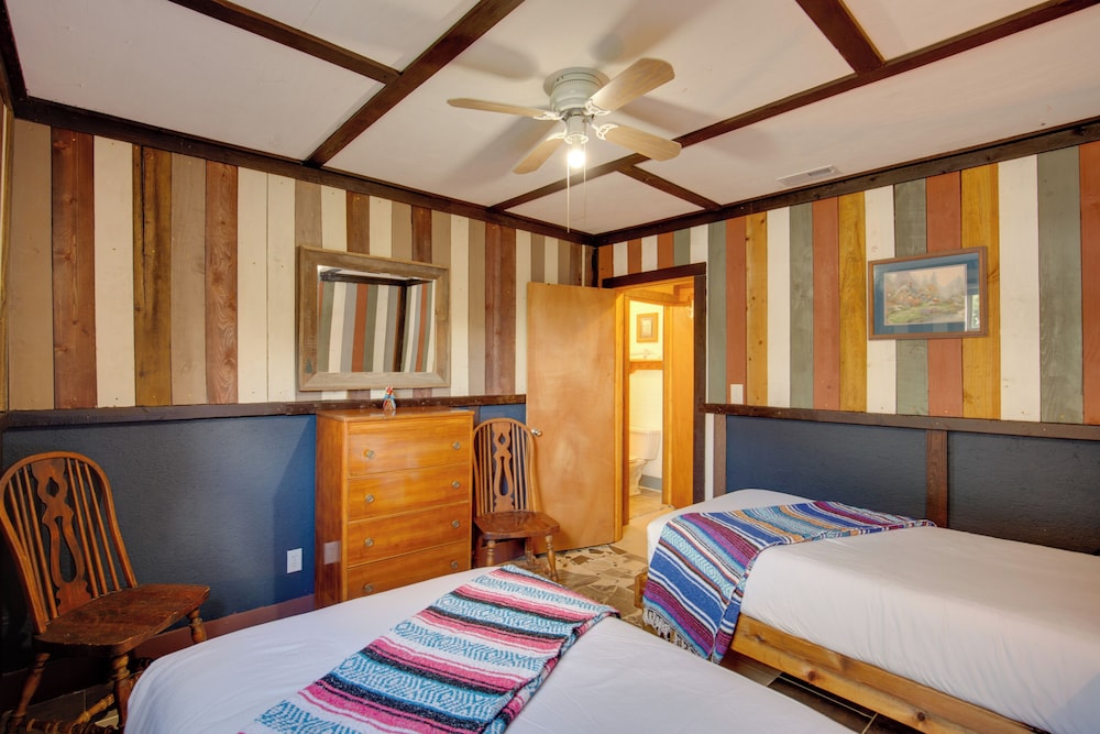 'cedar Pointe' - Peaceful Lake Cabin in Odessa