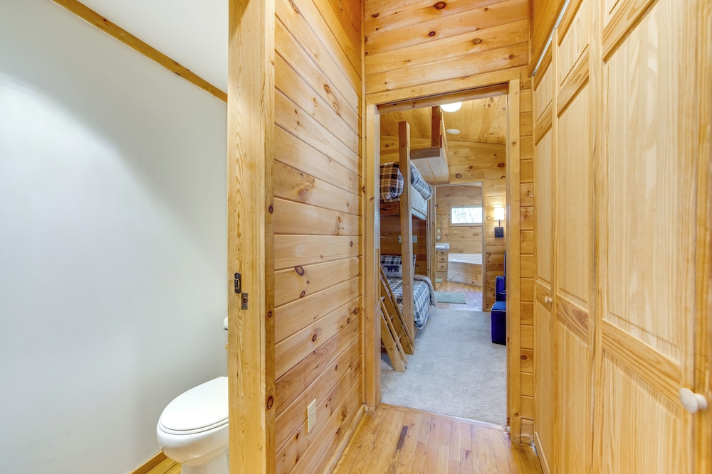10 Mi to Waynesville: Cabin w/ Hot Tub & Mtn Views