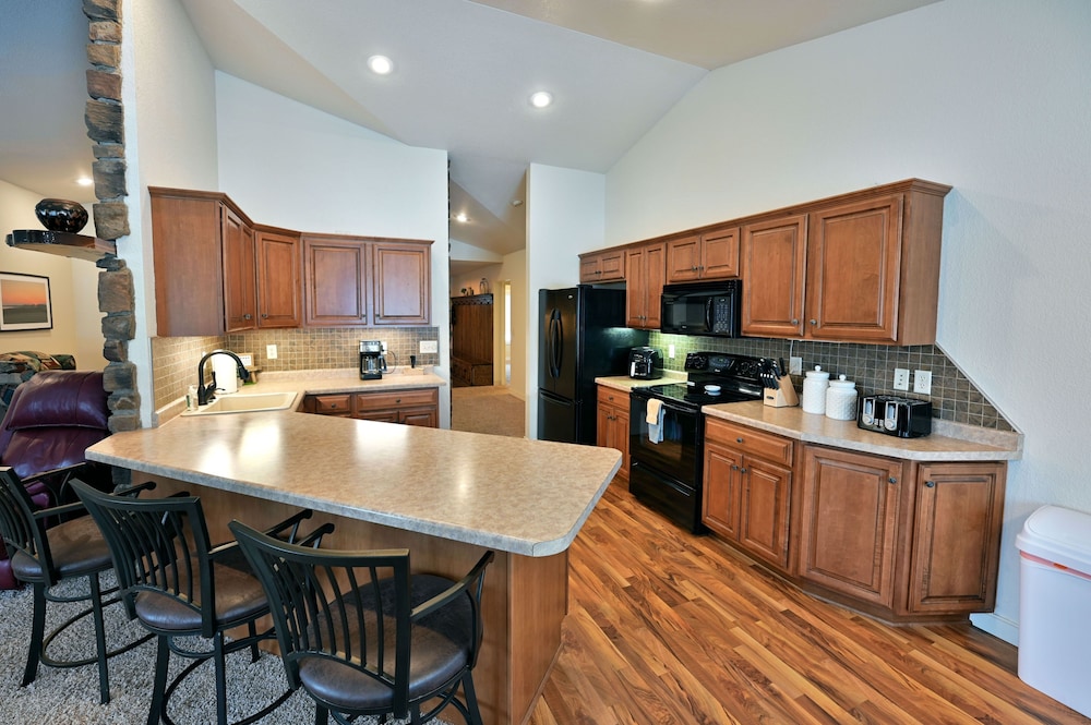Unit 701 5 Bd 3 Ba 5 Bedroom Condo by RedAwning