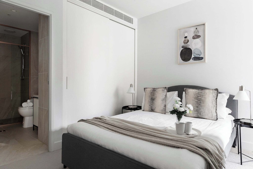 A Cozy 2BR Apt Right on Buzzing Chapel Street