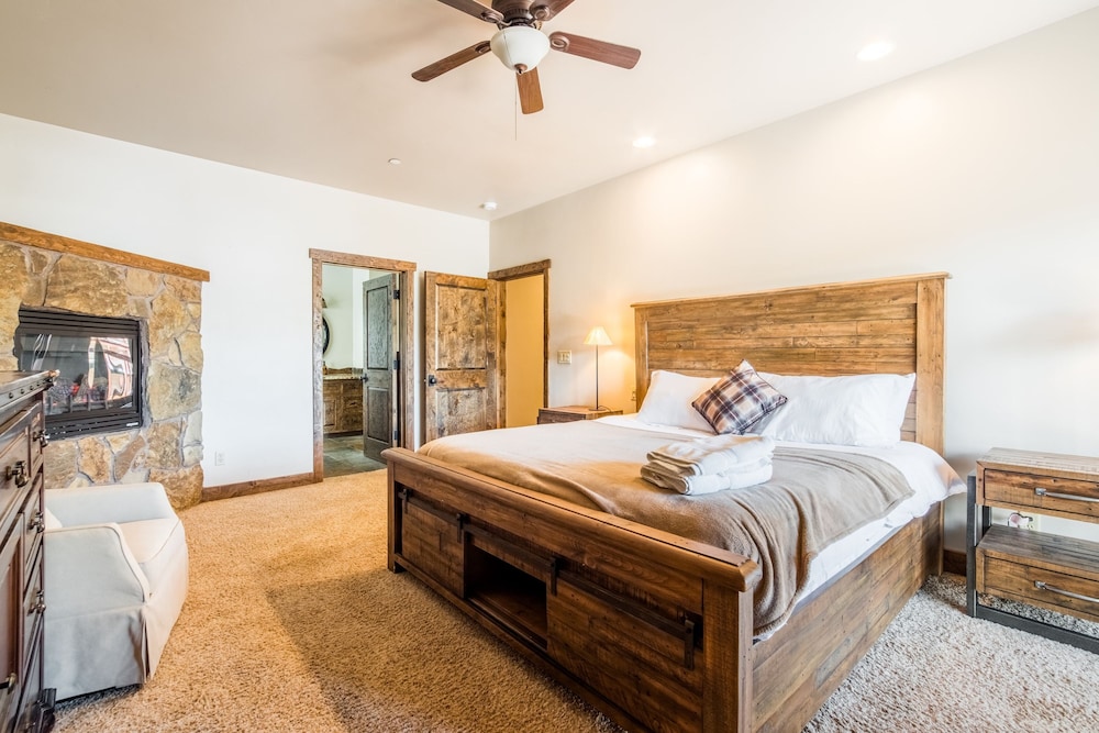 Lakefront Lodge by Avantstay Lakefront Cabin w Hot Tub
