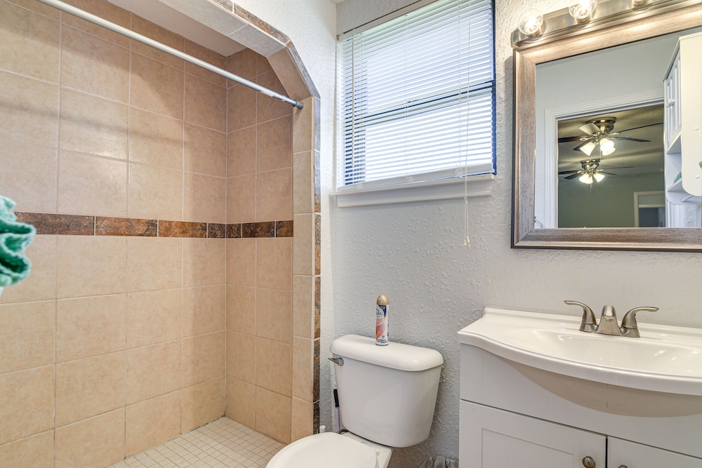 Convenient Galveston Home < 1 Mi to Beach!