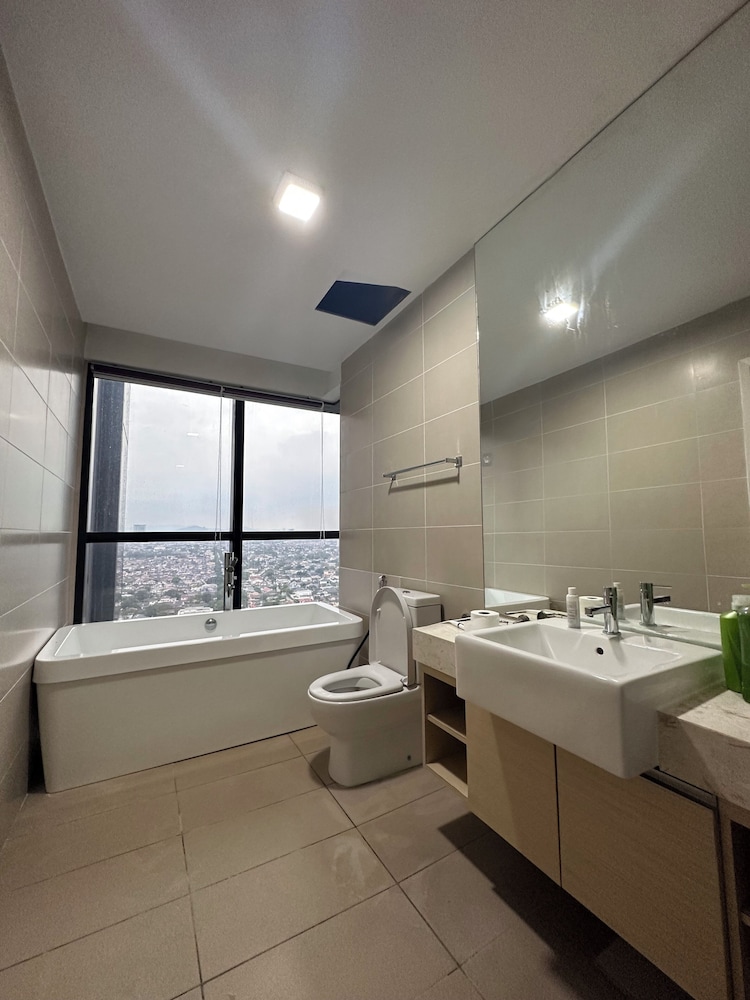 Skyline Luxe 4BR Retreat with En-suites