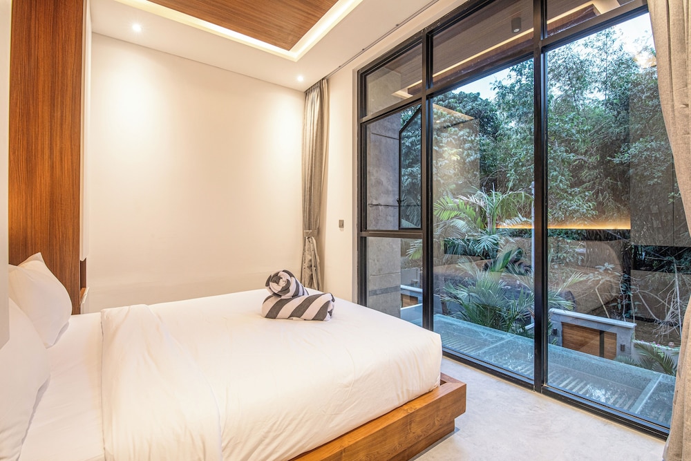 Elegant 5BR Canggu Villa 400m to Pristine Beach