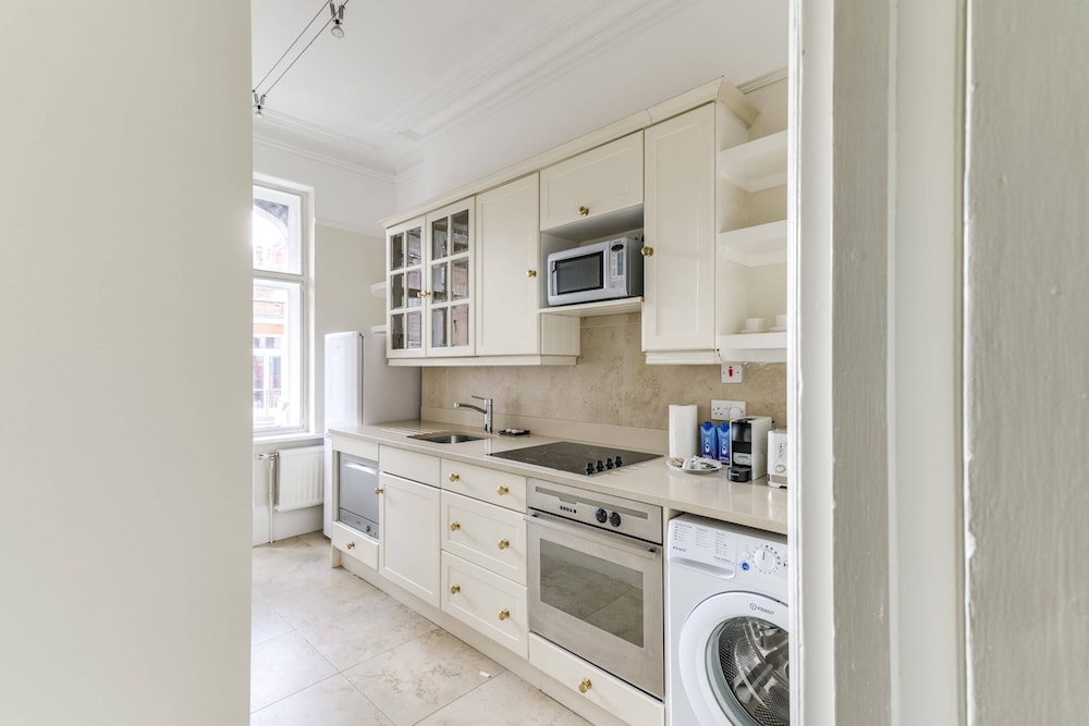 St. James / Westminster Apartment