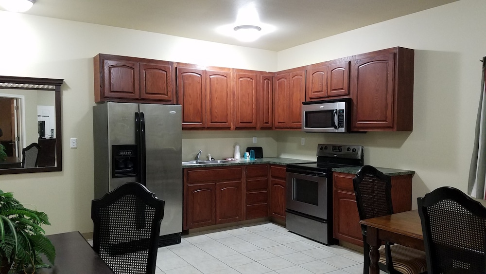 Victoria Vacations - Crossroads Inn  Suites - Property Image 3
